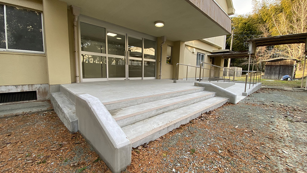 緑ヶ丘小・府本小バリアフリー改修工事の実績写真